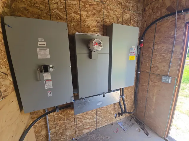 Drive and distribution panel mounted in the framed pump shed