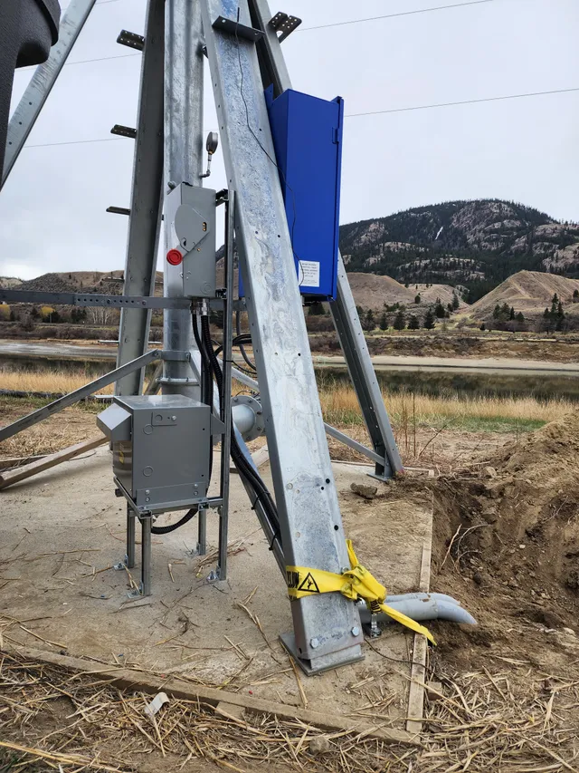 Pole-mounted service disconnect feeding a well pump at the field edge