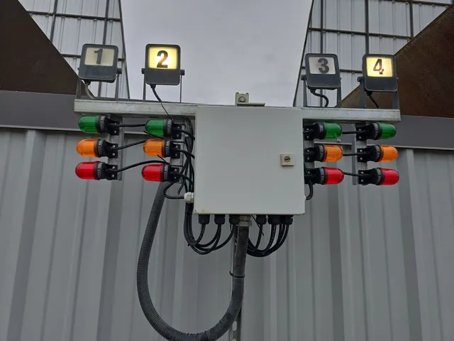 Bin level indicator lights for the four aggregate bins